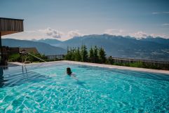 Erholung im Pool (c) Isabela Danef (Tratterhof - Mountain Sky Hotel)