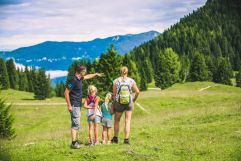 Familie auf Hochebene von Vezzena (c) StoryTravelers (TVB Valsugana Lagorai)