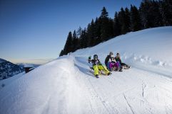 Familie beim Nachtrodeln (c) TVB Wald (Biohotel Castello Königsleiten)