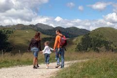 Familie beim Wandern in Tesino (c) Angela Ventin (TVB Valsugana Lagorai)