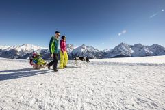 Familie beim Winterwandern (c) Andrea Badrutt Chur (Hotel Belvedere)