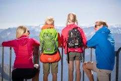 Familie genießt Aussicht (TVB Tux-Finkenberg)