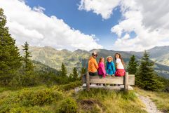 Familie genießt die schöne Aussicht (c) Zillertal Arena (MY ALPENWELT RESORT)