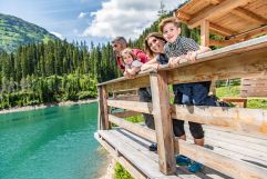 Familienspaß beim Erlebnisspielplatz am Verwallsee (c) TVB St. Anton am Arlberg Patrick Bätz (VALLUGA Hotel)