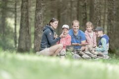 Familienwanderung mit Lagerfeuer-Grill (Gorfion Familotel Liechtenstein)