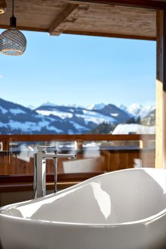 Freistehende Badewanne mit winterlichem Ausblick (Der Böglerhof)