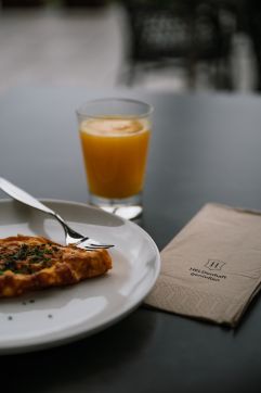 Frischer Orangensaft zum Frühstück (c) imprint – create &amp; inspire (meandchriscolumbus.com) (Hotel Held)