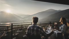 Frühstück bei Sonnenaufgang vor herrlichem Bergpanorama (Alpin Panorama Hotel Hubertus)