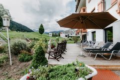 Garten mit Sonnenliegen (Vitalhotel Gosau)