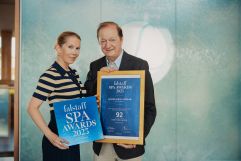 Gastgeber Johann Haberl und Daniela Lakosche mit dem Falstaff Spa Award 2023 (c) Karl Schrotter Photograph (Hotel &amp; Spa Larimar)