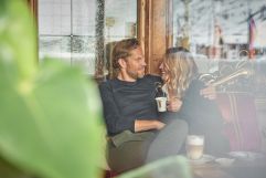 Gemütlicher Nachmittagskaffee an der Hotelbar (c) Dominik Cini (Hotel Zürserhof)