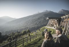 Gemütlicher Spaziergang im Hubertus Park ©Manuel Kottersteger (Alpin Panorama Hotel Hubertus)