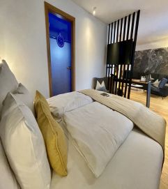 Gemütliches Bett im Hotelzimmer (Das SeeMOUNT Active Nature Resort)
