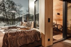 Gemütliches Doppelbett mit wunderschöner Aussicht (c) Jukka Pehkonen (Alpenhotel Kitzbühel)