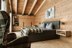 Gemütliches Schlafzimmer in den Bayern Village-Chalets (c) Matt und Glänzend (Vital CAMP Bayerbach)