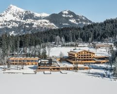 gesamtansicht_des_hotels_c_christian_woeckinger_alpenhotel_kitzbuehel.jpg