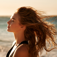 Geschmeidiges und glänzendes Haar mit dem Haarwasser von Sonnenmoor (c) stock Canva.com (SonnenMoor)