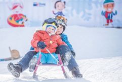 Geschwisterpaar beim Schlittenfahren (c) Rotwild (Olang)