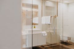Glasverziertes Badezimmer (c) Anna Fichtner (Hotel Hinteregger)