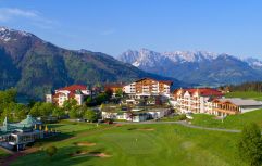 Golfplatz mit Aussicht auf das Hotel Peternhof (Peternhof)