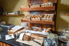 Große Auswahl an frischen Brot und Gebäck (Hotel KAISERHOF Wien)