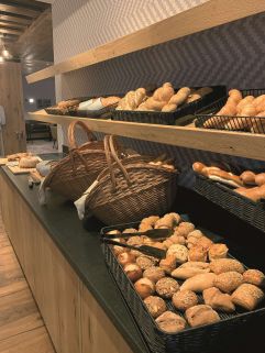 Große Auswahl an verschiedenen Brotsorten (Das SeeMOUNT Superior Active Nature Resort)