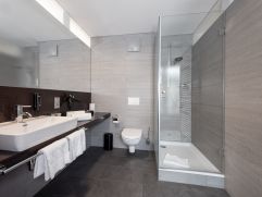Großes Badezimmer mit Dusche (Belmonte Tirol – Boutiquehotel)