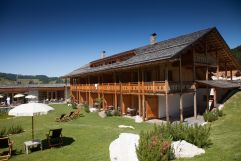 Großflächige Liegewiese zum Sonnenbaden (Tirler- Dolomites Living Hotel)