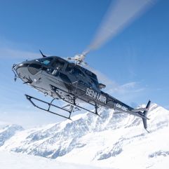 Helikopter in den beschneiten Bergen (Bergdorf Prechltgut)