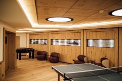 Hobbyraum mit Tischtennisplatte und Tischfußballtisch (c)Fotograf Patrick Langwallner (Hotel Zürserhof)