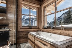 Holzbadewanne mit traumhaftem Ausblick im Stein-Chalet (c) ratko-photography (Benglerwald Berg Chaletdorf)