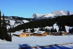 Hotelanlage im Winter mit Bergpanorama (Tirler-Dolomites Living Hotel)