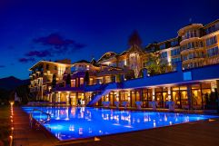 Hotelansicht bei Nacht (Hotel Panorama Royal)