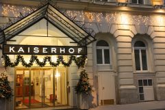 Hoteleingang in den KAISERHOF in der Weihnachtszeit (c) Katharina Schiffl (Hotel KAISERHOF Wien)