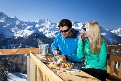 Hüttenbrotzeit mit Sekt vor herrlichem Bergpanorama im Winter (c) TVB Wald (Biohotel Castello Königsleiten)