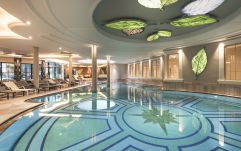 Indoor Pool für maximale Entspannung (c) Hannes Niederkofler (Cavallino Bianco Family Spa Grand Hotel)