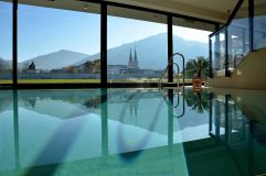 Indoorpool mit schöner Aussicht (Hotel Spirodom Admont)