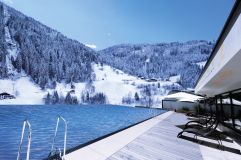 Infinity-Outdoorpool mit Bergpanorama im Winter (Das SeeMOUNT Superior Active Nature Resort)