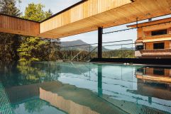 Infinity Pool umgeben von traumhafter Landschaft (c) Jukka Pehkonen (Alpenhotel Kitzbühel)
