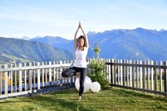 Iyengar-Yoga mit traumhaften Bergpanorama (c) Tratterhof
