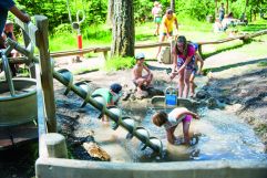 Kinder bei der Wasserwelt_Kinderwelt (c) Rotwild (Olang)