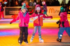 Kinder beim Eislaufen_Eisfeld Vaduz on Ice (Liechtenstein Marketing)