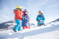Kinder haben Spaß im Schnee (c) Rotwild (Olang)