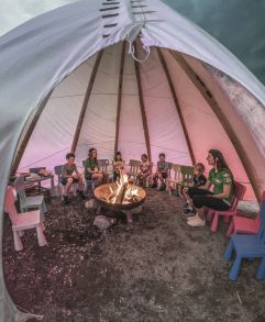 Kindergruppe beim Lagerfeuer im Tipizelt (Mia Alpina . Zillertal Family Retreat)