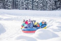 Kindergruppe beim Snowtuben (c) Rotwild (Olang)