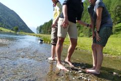 Kneippen im Bach (Wanderhotel Vinschgerhof)