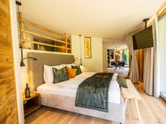Kuschelzeit im großen Doppelbett (c) Carmen Huter (Fontis luxury spa lodge)