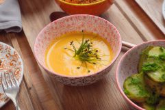 Leckere Vorspeisensuppe mit frischen Kräutern (c) Marktl Photography (Hotel Blü)