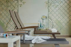 Liegestühle beim Thermalhallenbad sorgen für Entspannung (Vital CAMP Bayerbach)