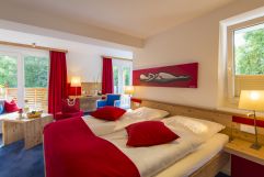 Luxuriös eingerichtetes Zimmer in rot (IMPULS HOTEL TIROL)